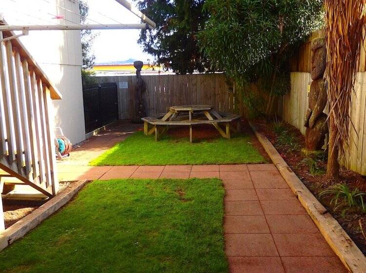 ユースホステル Tiki Lodge Backpackers