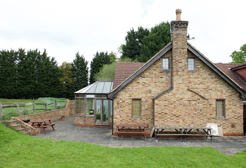 Bed and Breakfast Little Foxes Hotel & Gatwick Airport Parking