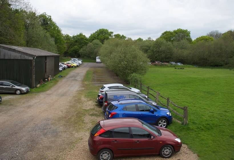 Bed and Breakfast Little Foxes Hotel & Gatwick Airport Parking