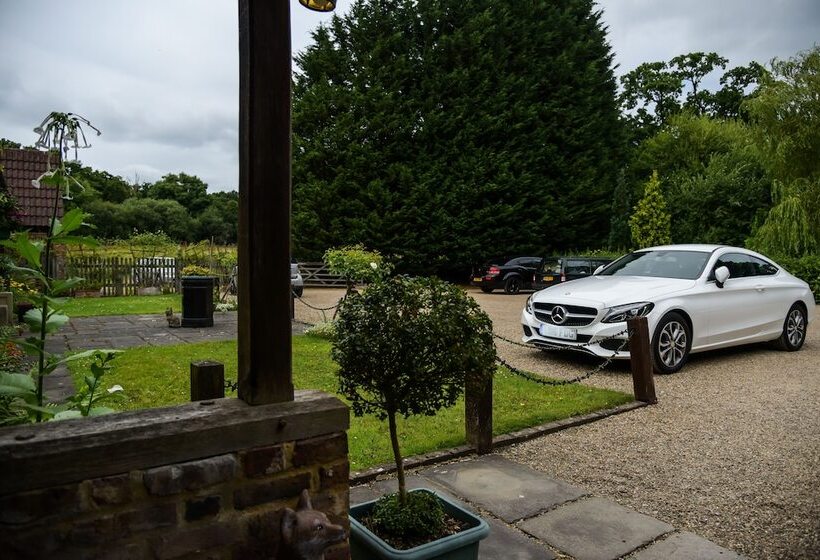 Bed and Breakfast Little Foxes Hotel & Gatwick Airport Parking