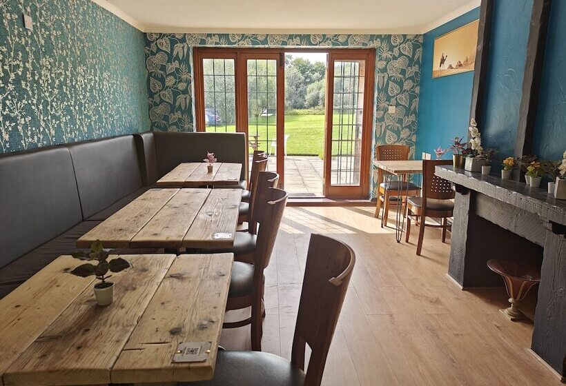 Bed and Breakfast Little Foxes Hotel & Gatwick Airport Parking