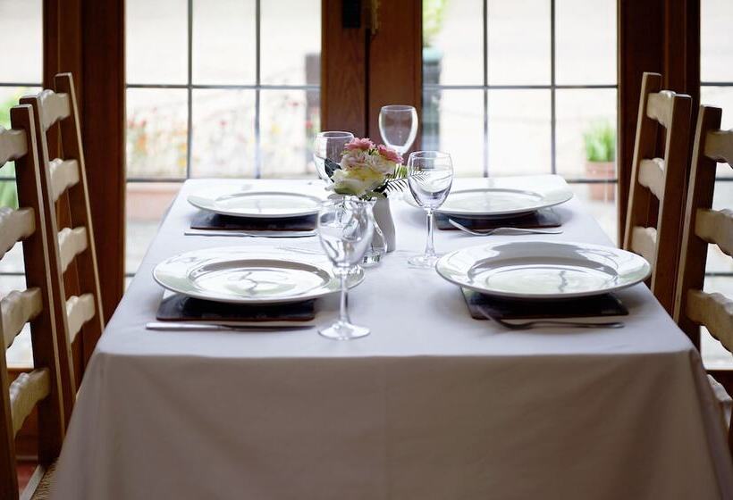 Bed and Breakfast Little Foxes Hotel & Gatwick Airport Parking