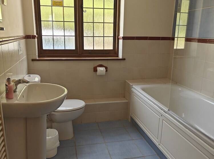 Bed and Breakfast Little Foxes Hotel & Gatwick Airport Parking