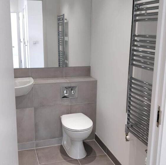 Bed and Breakfast Little Foxes Hotel & Gatwick Airport Parking