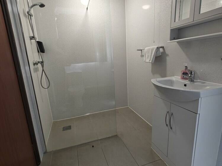 Bed and Breakfast Little Foxes Hotel & Gatwick Airport Parking