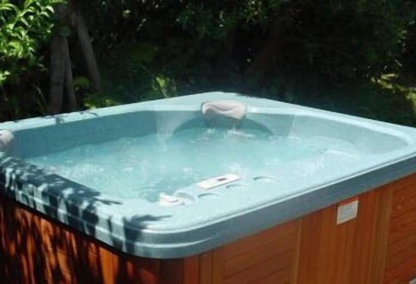 צימר Moanarua Beach Cottage