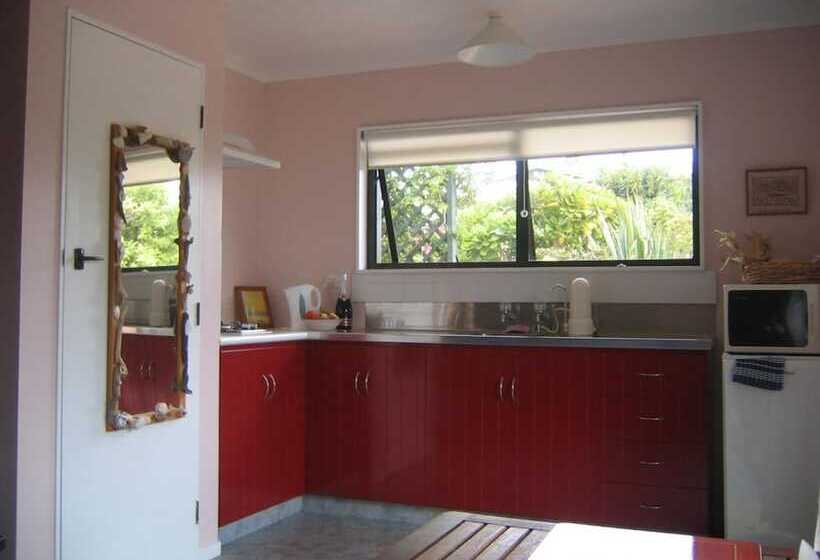 مبيت وإفطار Moanarua Beach Cottage
