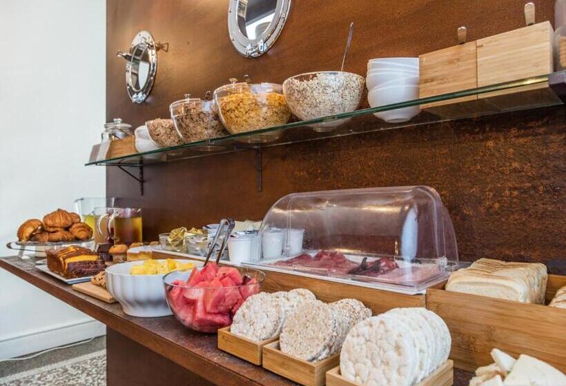 هتل Astro Mediceo