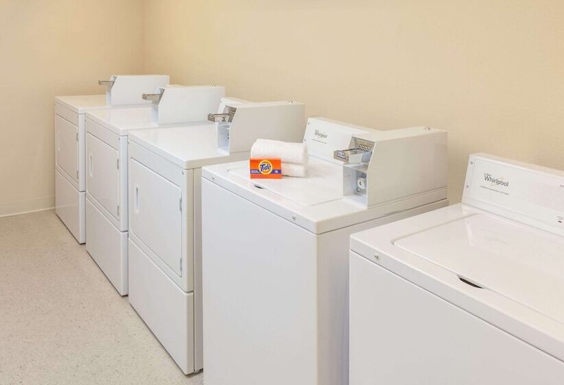 בית מלון כפרי Baymont By Wyndham Grand Forks