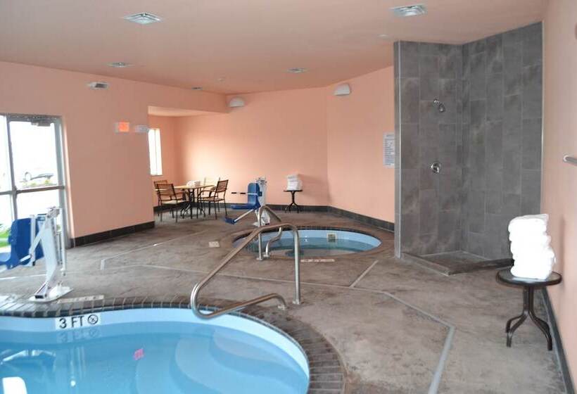 בית מלון כפרי Baymont By Wyndham Grand Forks