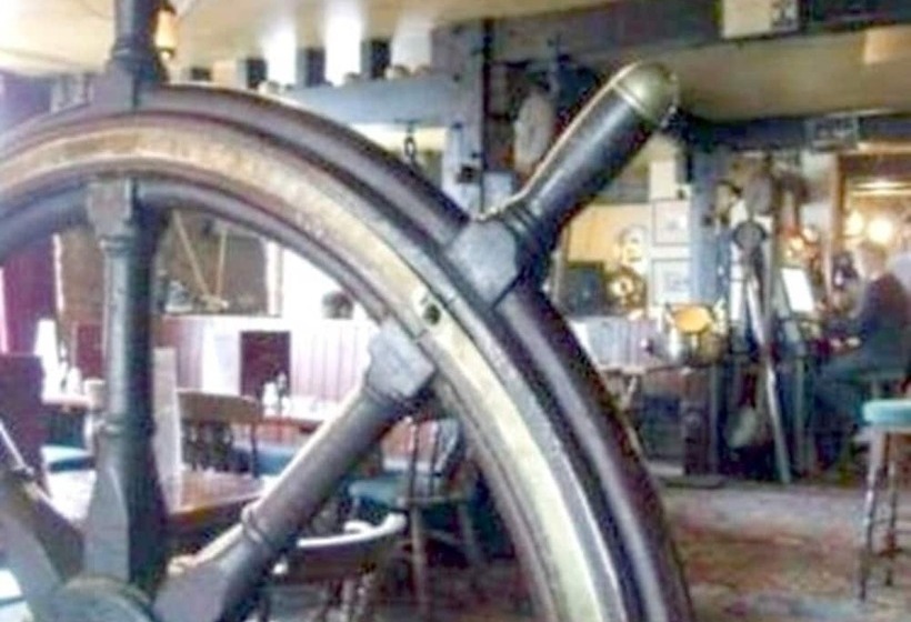 Отель The Dolphin Tavern