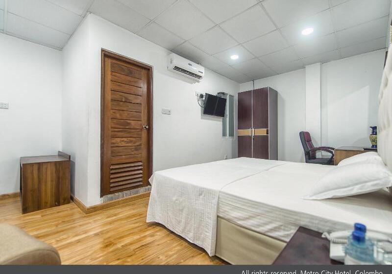 Отель Metro City