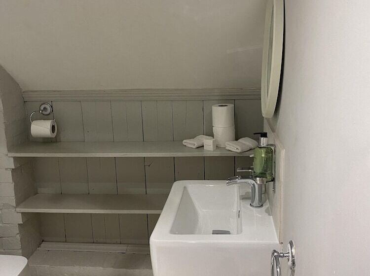 בית מלון כפרי The Admiral Hornblower