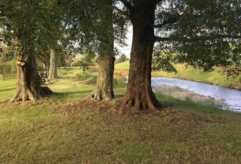 בית מלון כפרי The River Lodge