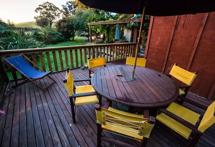 בית מלון כפרי The River Lodge