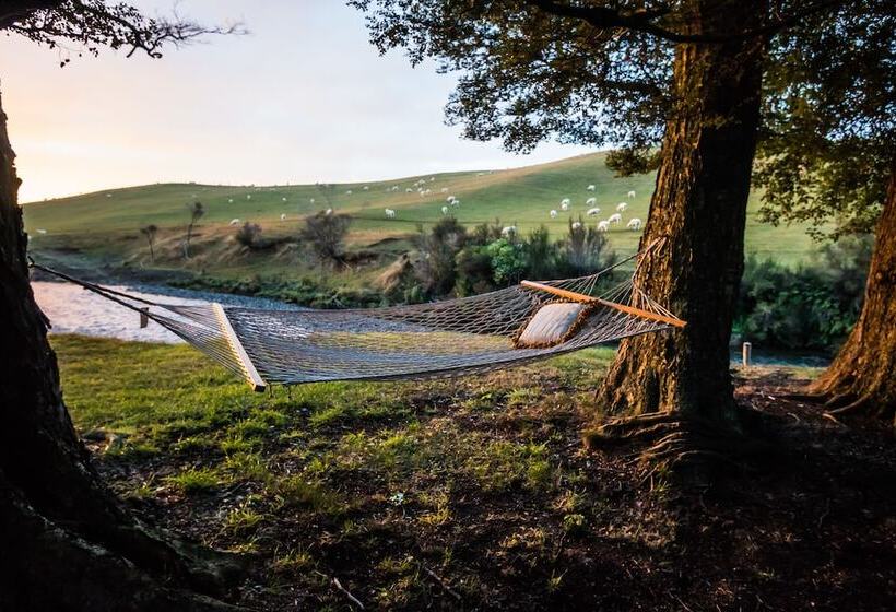 בית מלון כפרי The River Lodge