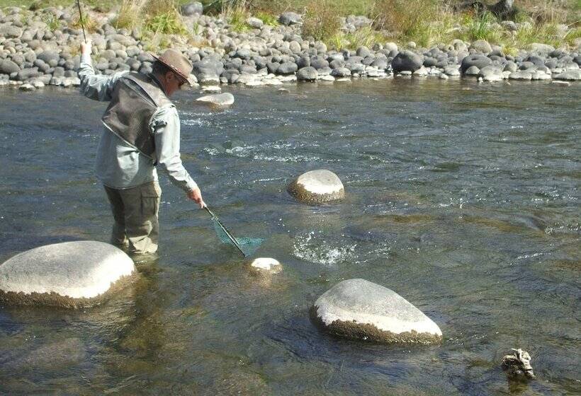 בית מלון כפרי The River Lodge