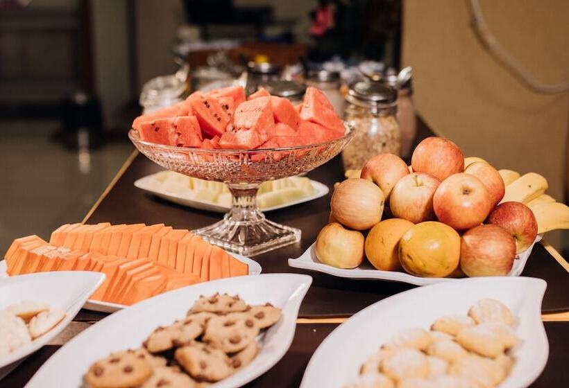 Отель Trindade Plaza