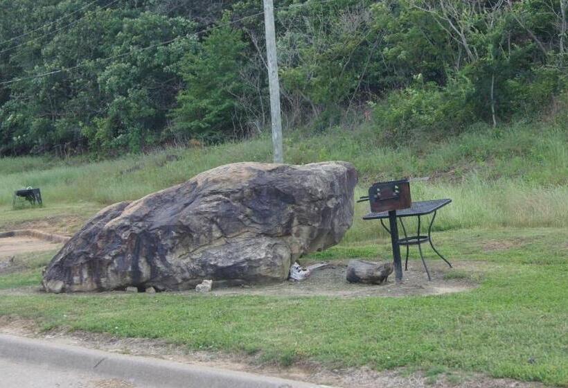 فندق على الطريق Holiday Lodge & Suites