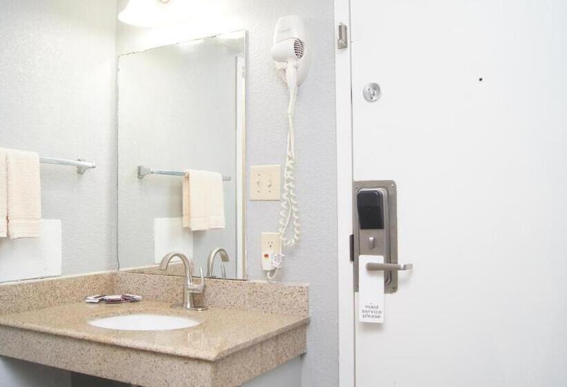 فندق على الطريق Holiday Lodge & Suites