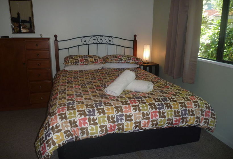 פנסיון Redwood Lodge