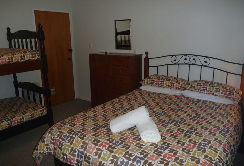 פנסיון Redwood Lodge