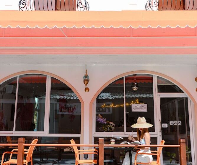 بنسيون Sidewalk Boutique