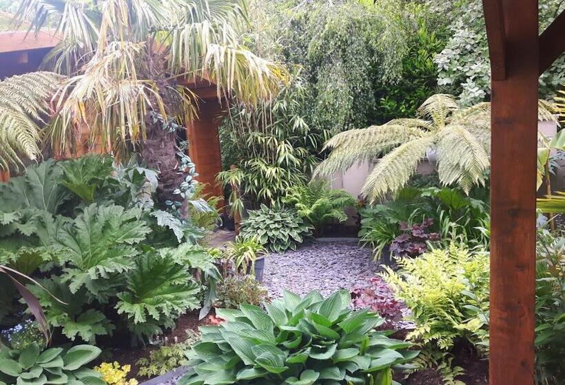 Cabin Set In A Beautiful Romantic Tropical Garden