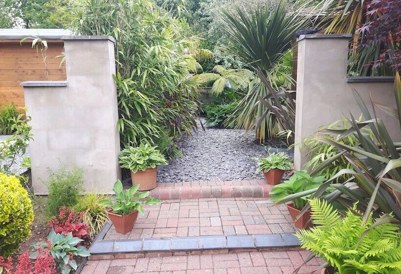 Cabin Set In A Beautiful Romantic Tropical Garden