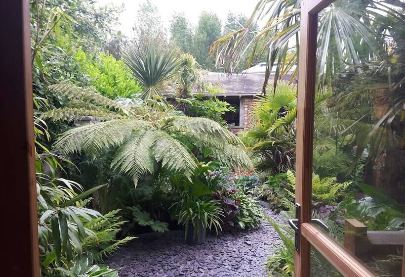 Cabin Set In A Beautiful Romantic Tropical Garden