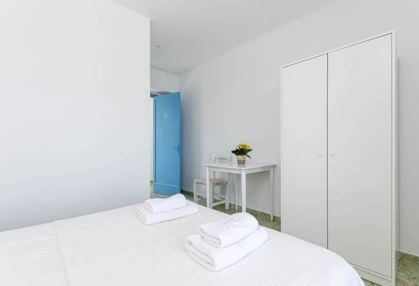 هتل La Marina Cala Figuera