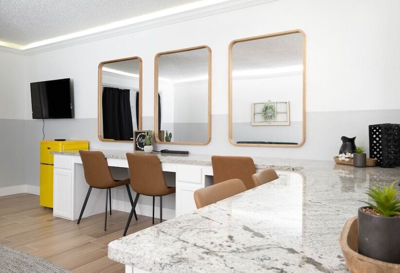 ホテル Cactus Cove Inn And Suites