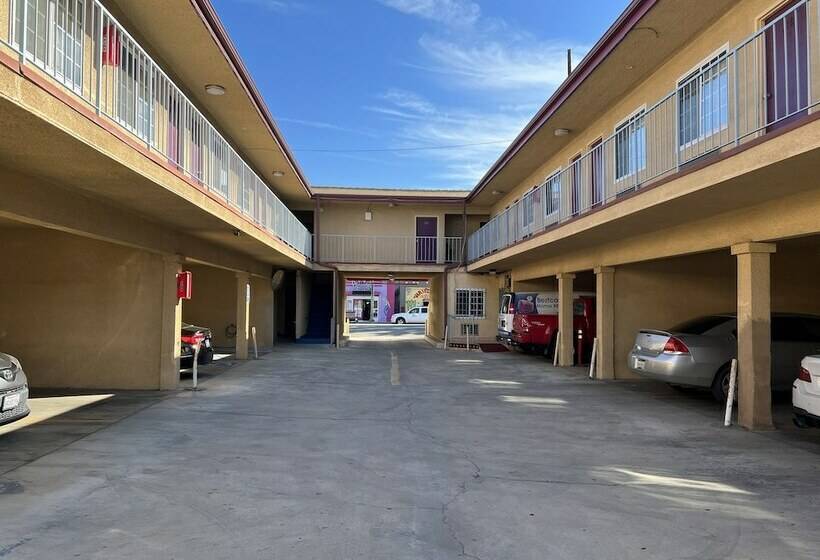 汽车旅馆  Deluxe Inn La