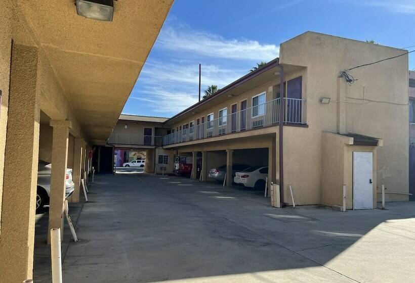 汽车旅馆  Deluxe Inn La