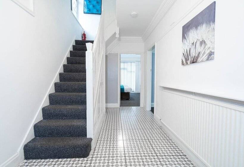 Family Home With Garden In Prime Birmingham Location