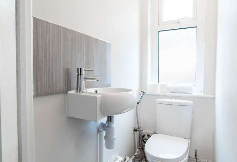 Family Home With Garden In Prime Birmingham Location