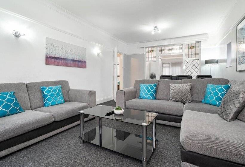 Family Home With Garden In Prime Birmingham Location