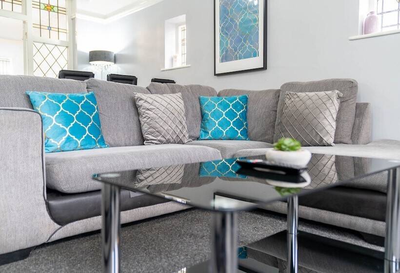 Family Home With Garden In Prime Birmingham Location