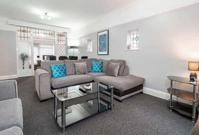 Family Home With Garden In Prime Birmingham Location