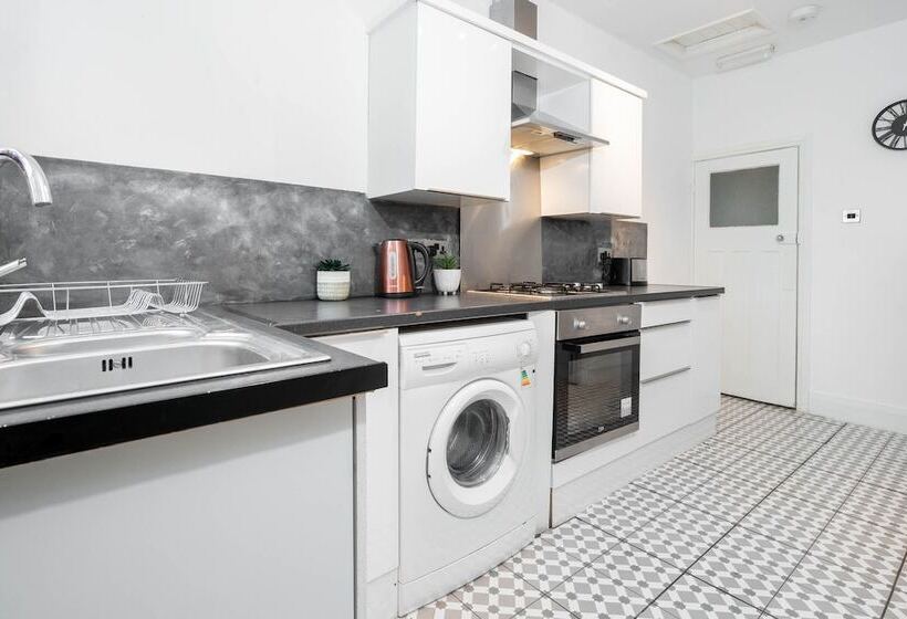 Family Home With Garden In Prime Birmingham Location