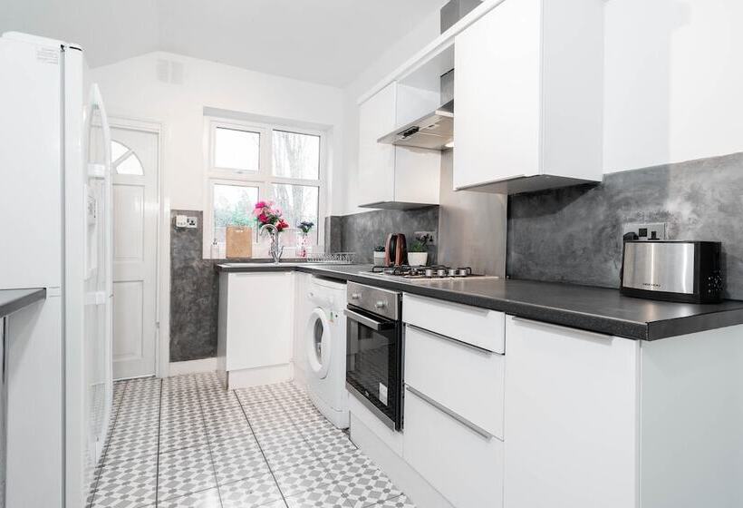 Family Home With Garden In Prime Birmingham Location