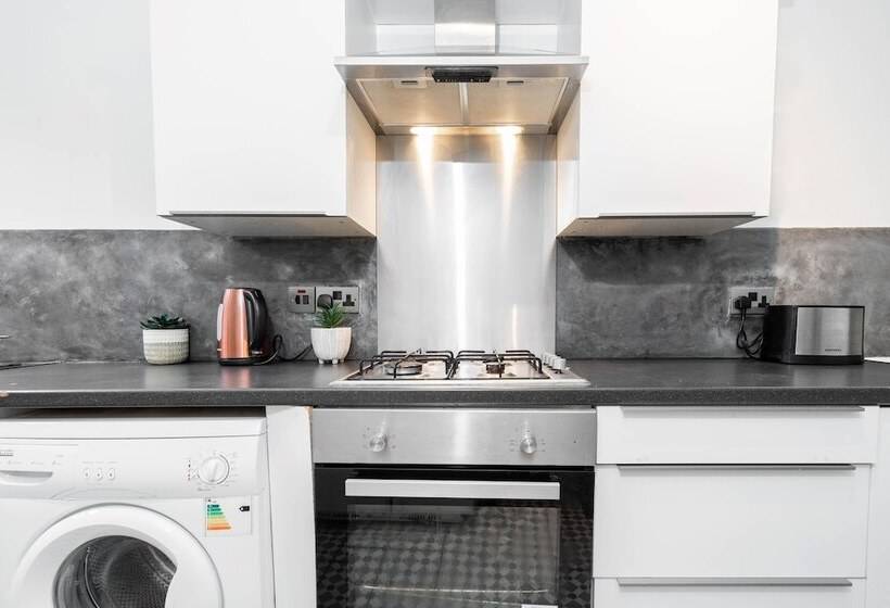 Family Home With Garden In Prime Birmingham Location