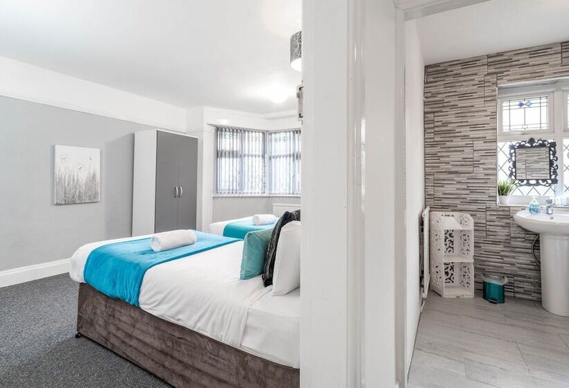 Family Home With Garden In Prime Birmingham Location