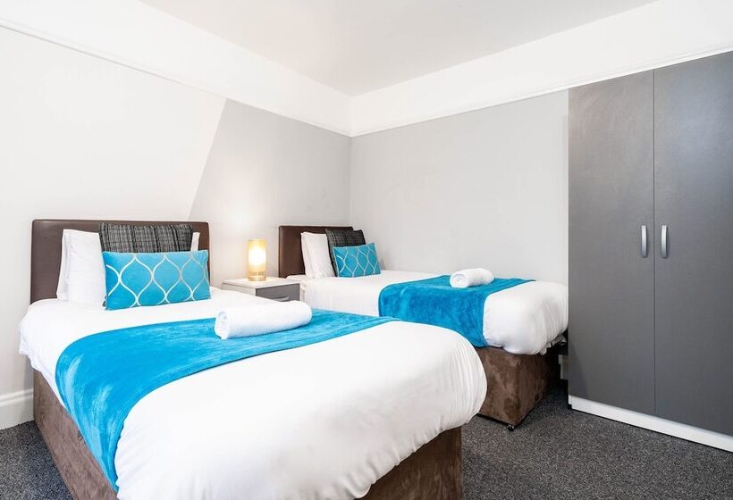 Family Home With Garden In Prime Birmingham Location