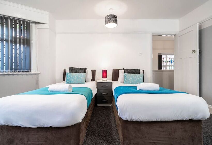 Family Home With Garden In Prime Birmingham Location