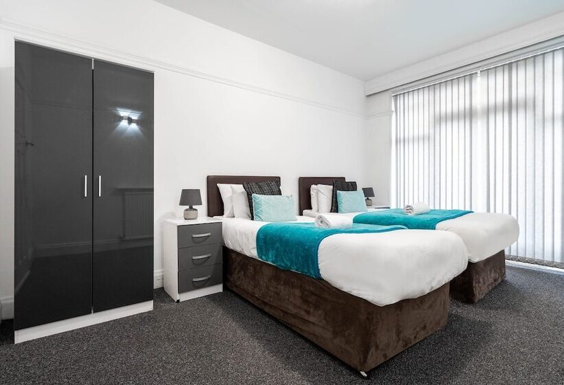 Family Home With Garden In Prime Birmingham Location