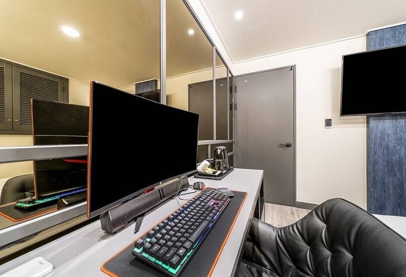 汽车旅馆  Guri Lush