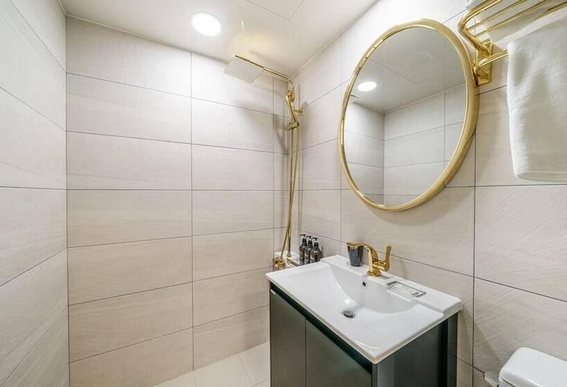 汽车旅馆  Guri Lush