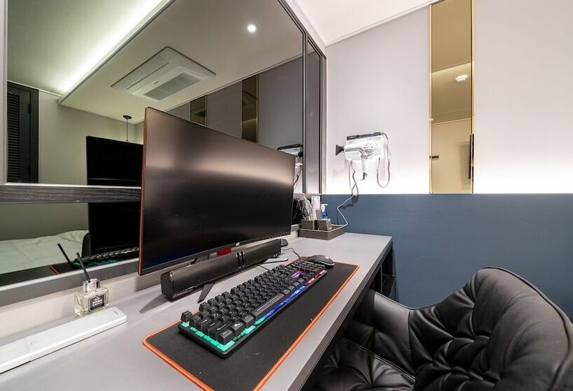 汽车旅馆  Guri Lush