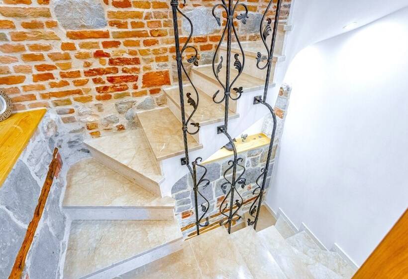 پانسیون L U X E Split Luxury Rooms